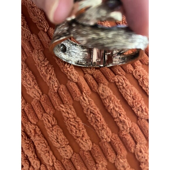 Vintage SELINI signed Etched Gold tone Clamper Hinged Adjustable Bracelet 1960’s - Picture 8 of 12